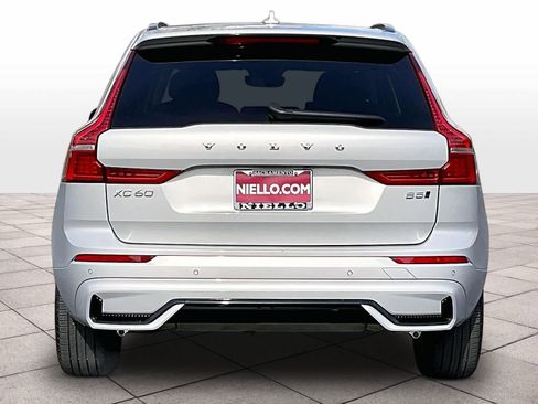Used 2025 Volvo XC60 B5 Core image 7
