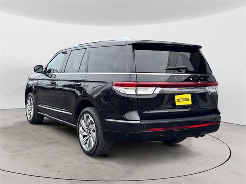 Used 2024 Lincoln Navigator Reserve image 3
