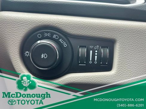 Used 2020 Chrysler Pacifica Touring-L FWD image 17