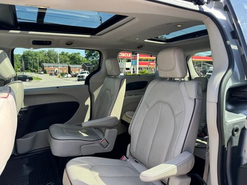 Used 2020 Chrysler Pacifica Limited FWD image 33