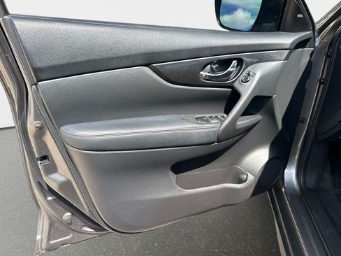 Used 2020 Nissan Rogue SV FWD image 16