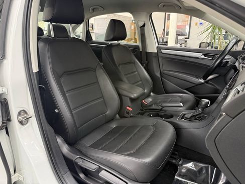 Used 2018 Volkswagen Passat 2.0T R-Line w/ R-Line Lighting Package FWD image 17
