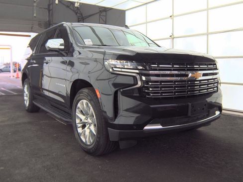 Used 2023 Chevrolet Suburban Premier image 3