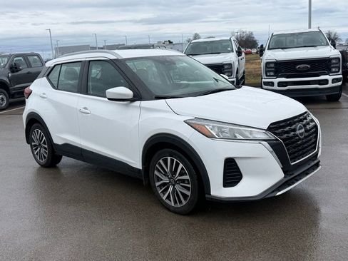 Used 2023 Nissan Kicks SV image 2