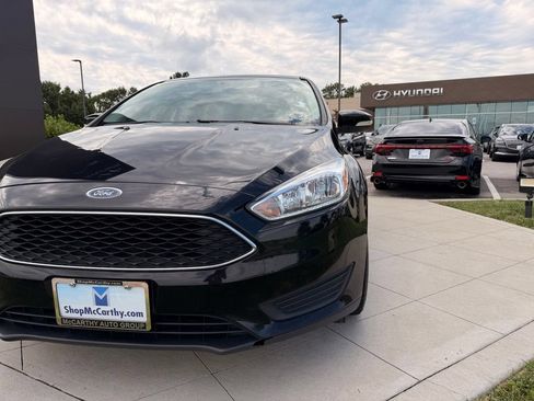 Used 2017 Ford Focus SE w/ Cold Weather Package FWD image 9