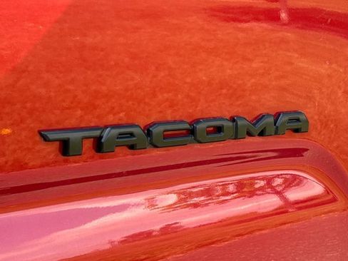 Used 2021 Toyota Tacoma TRD Off-Road w/ Technology Package AWD/4WD image 17