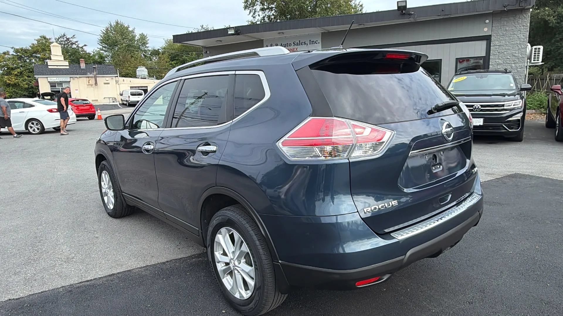 Used 2015 Nissan Rogue SV w/ SV Moonroof Package AWD/4WD image 5