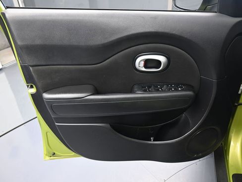 Used 2016 Kia Soul + image 12