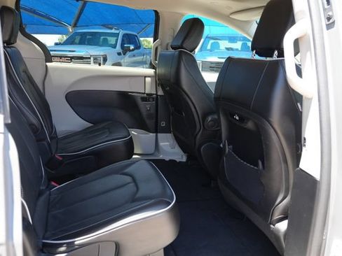 Used 2023 Chrysler Pacifica Limited FWD image 22