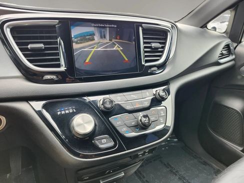Used 2019 Chrysler Pacifica Touring-L Plus w/ S Appearance Package FWD image 16