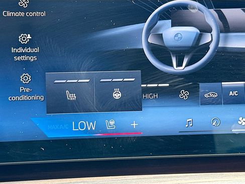 Used 2023 BMW 740i w/ Parking Assistance Package image 21