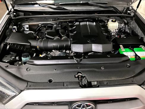Used 2018 Toyota 4Runner TRD Off-Road Premium AWD/4WD image 32