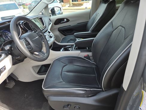 Certified 2023 Chrysler Pacifica Limited image 10