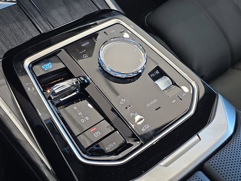 New 2025 BMW i7 M70 w/ Executive Package image 29