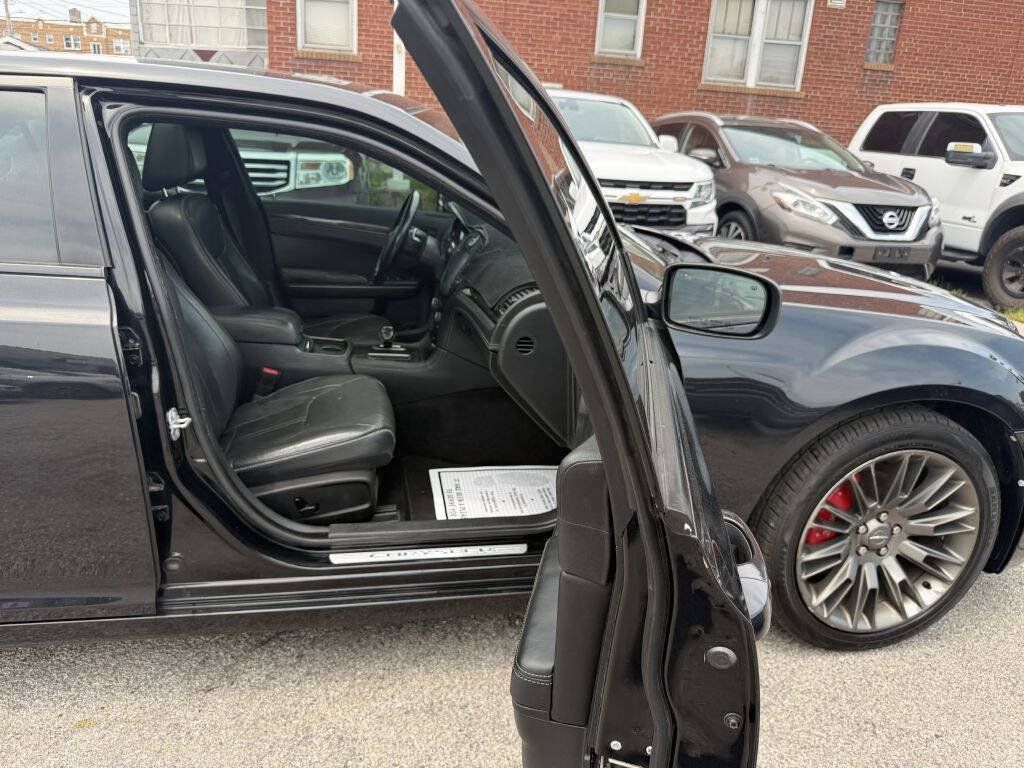Used 2014 Chrysler 300 C RWD image 18