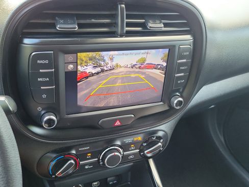 Used 2025 Kia Soul LX w/ LX Technology Package FWD image 26