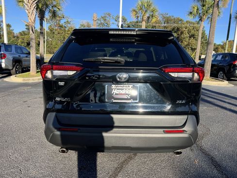 Used 2022 Toyota RAV4 XLE image 9