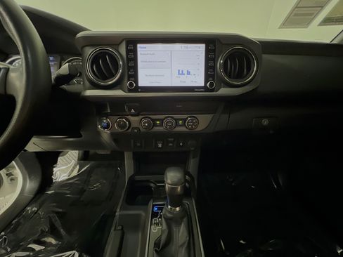 Used 2020 Toyota Tacoma TRD Off-Road AWD/4WD image 25