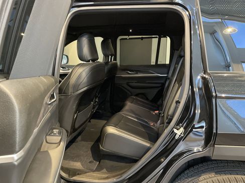 Used 2025 Jeep Grand Cherokee Limited w/ Luxury Tech Group II image 36