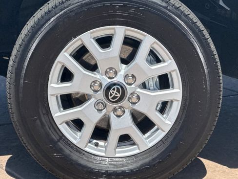 Used 2025 Toyota Tacoma SR5 AWD/4WD image 32