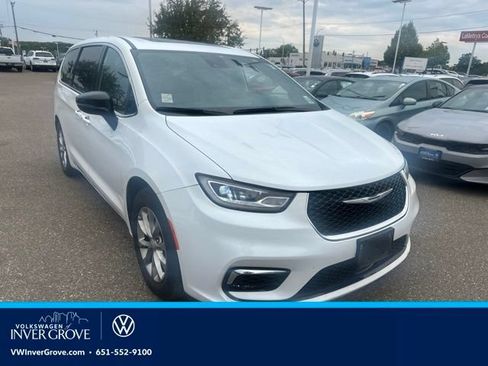Used 2026 Chrysler Pacifica Limited FWD image 1