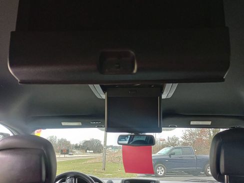 Used 2018 Dodge Grand Caravan SXT w/ Driver Convenience Group image 18