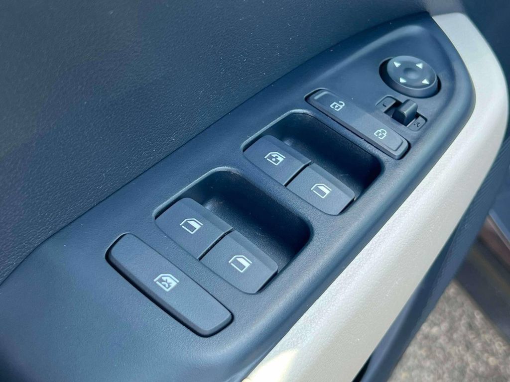 Used 2023 Hyundai Venue Limited FWD image 18