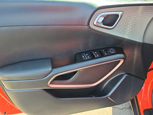 Certified 2025 Kia Soul LX w/ LX Technology Package FWD image 17