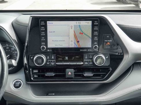 Used 2021 Toyota Highlander XLE image 12