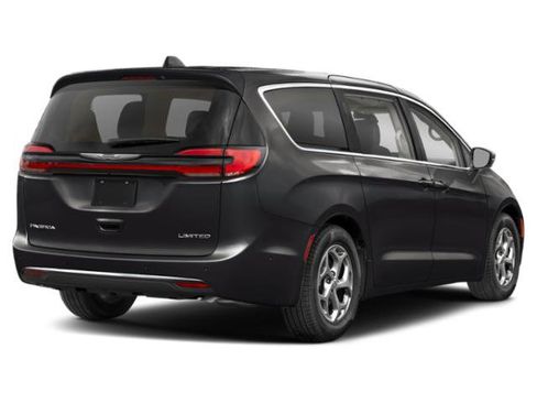 Certified 2024 Chrysler Pacifica Pinnacle w/ Trailer Tow Group image 3