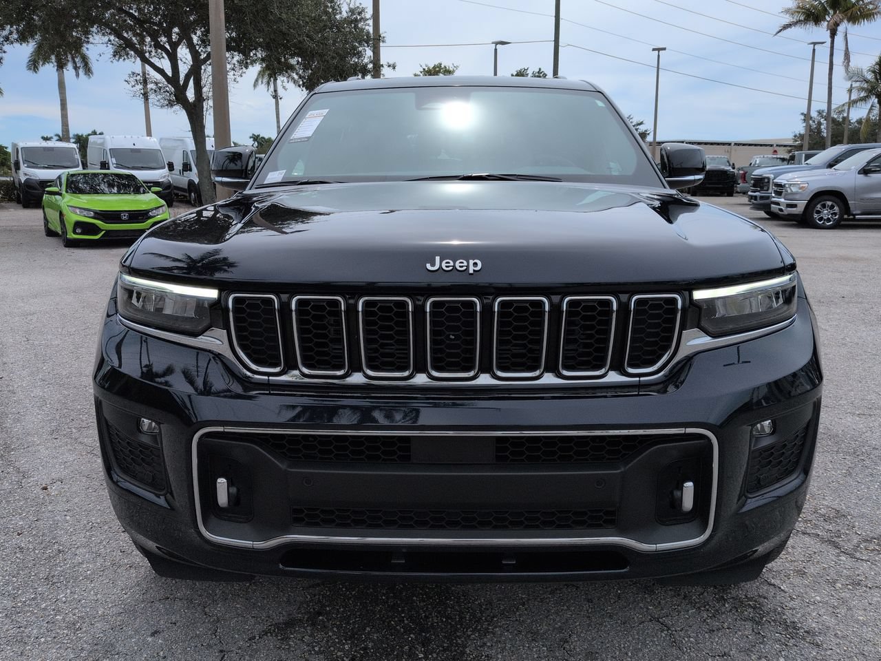 Used 2023 Jeep Grand Cherokee L Overland w/ Luxury Tech Group IV AWD/4WD image 3