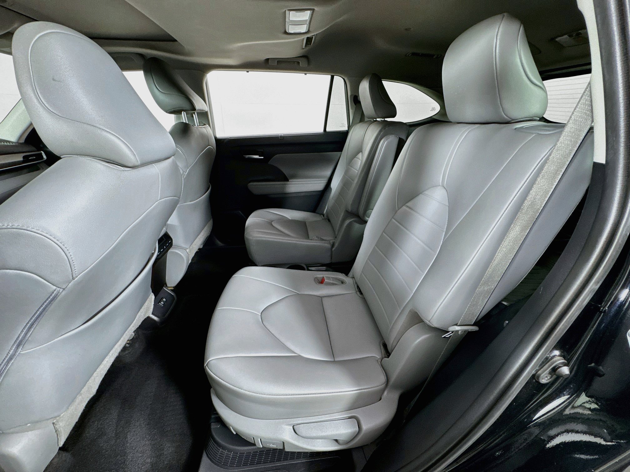 Used 2020 Toyota Highlander XLE AWD/4WD image 18
