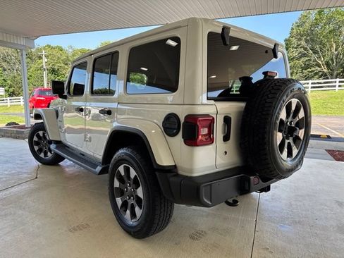 Used 2018 Jeep Wrangler Unlimited Sahara w/ Cold Weather Group AWD/4WD image 9