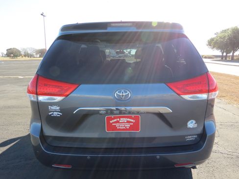 Used 2013 Toyota Sienna Limited image 8