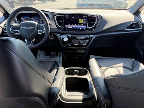 Used 2025 Chrysler Pacifica Select FWD image 10