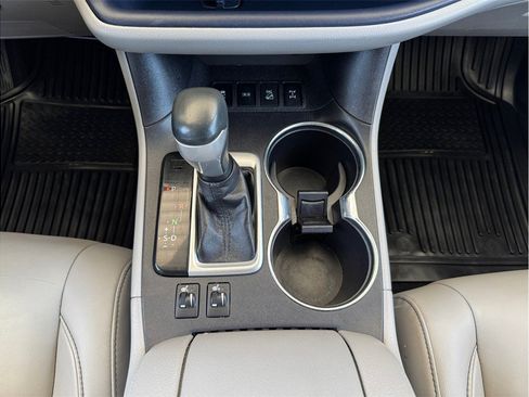 Used 2019 Toyota Highlander XLE AWD/4WD image 12
