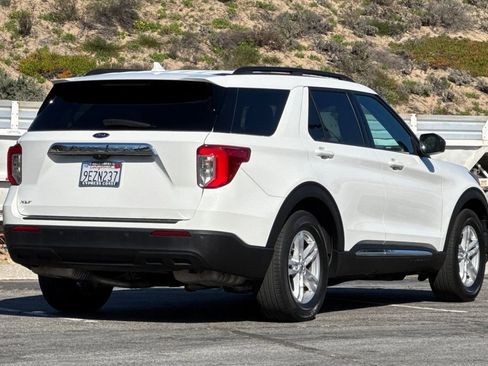 Certified 2022 Ford Explorer XLT image 3