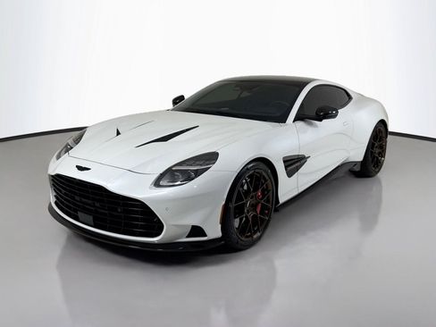 Used 2025 Aston Martin Vanquish RWD image 10