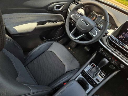 Used 2025 Jeep Compass Latitude AWD/4WD image 19