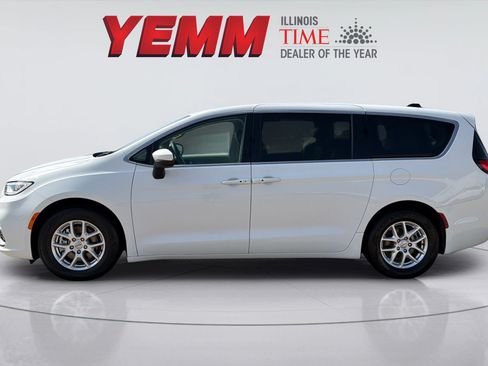 Used 2023 Chrysler Pacifica Touring-L FWD image 5