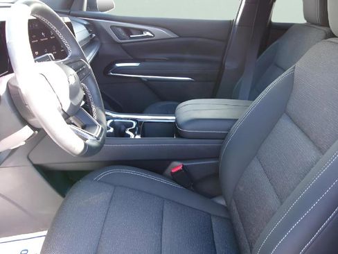 Used 2025 Chevrolet Traverse LT image 13