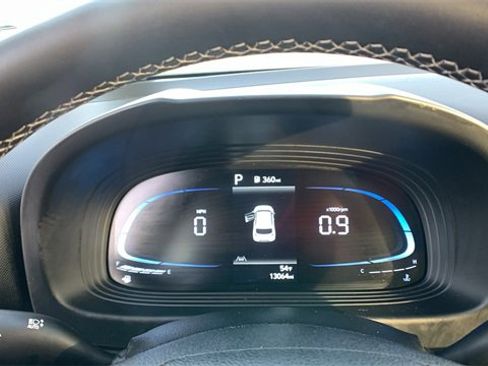 Used 2023 Hyundai Venue SEL image 14