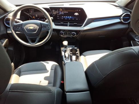 Used 2025 Chevrolet Trax LT FWD image 12