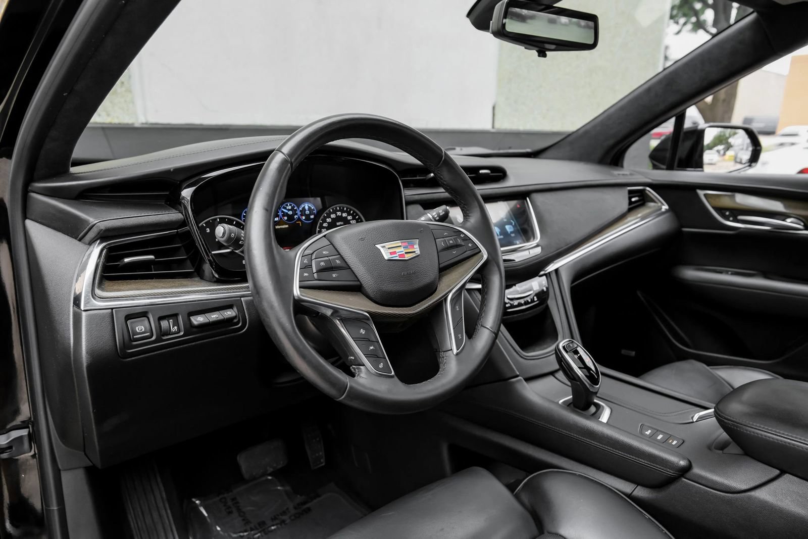 Used 2017 Cadillac XT5 Platinum AWD/4WD image 2