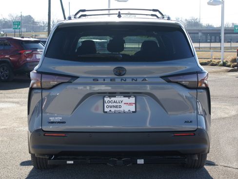 Used 2025 Toyota Sienna XLE Woodland Edition image 3