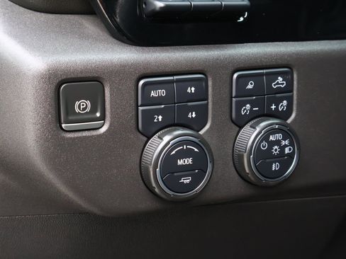 Used 2022 Chevrolet Silverado 1500 ZR2 w/ Technology Package image 25