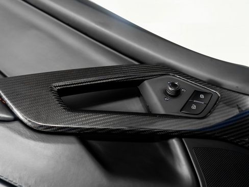 Used 2018 Lamborghini Aventador S image 45