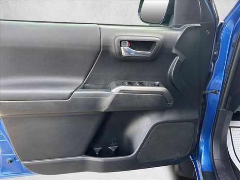 Used 2016 Toyota Tacoma TRD Off-Road w/ Premium & Technology Package image 13