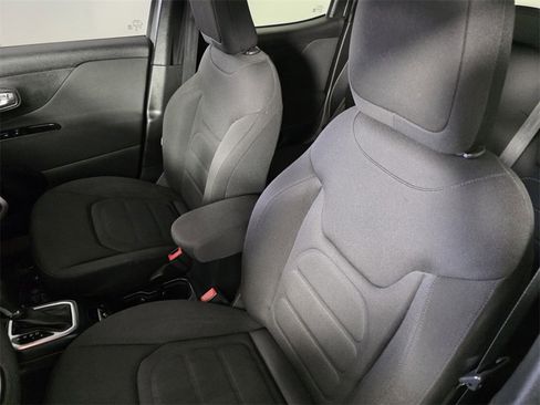 Certified 2019 Jeep Renegade Latitude image 12