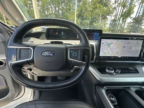 Used 2025 Ford Expedition Platinum AWD/4WD image 11